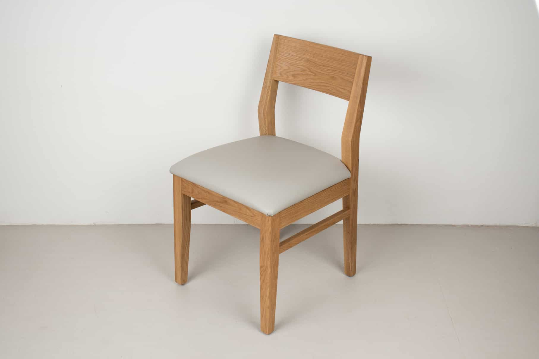 fog leather seat on natural oak chair